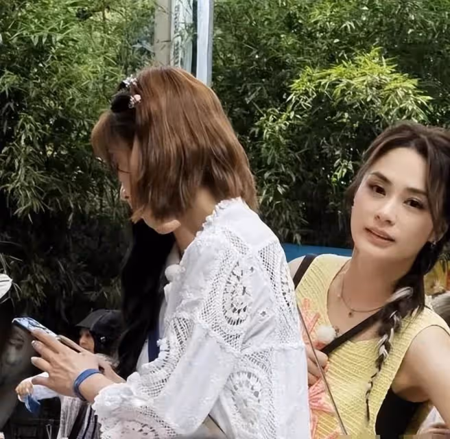 《浪姐》團綜生圖曝光:41歲阿嬌穿吊帶「似少女」,王心凌短褲秀長腿