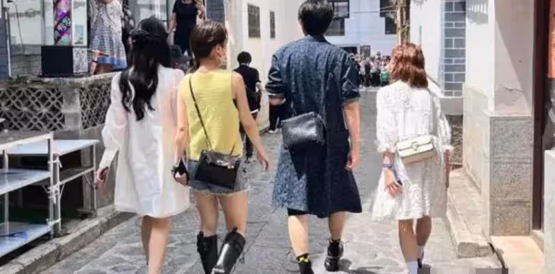 《浪姐》團綜生圖曝光:41歲阿嬌穿吊帶「似少女」,王心凌短褲秀長腿