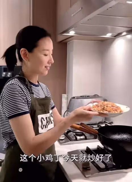42歲董潔太賢惠,在豪宅給兒子做晚餐