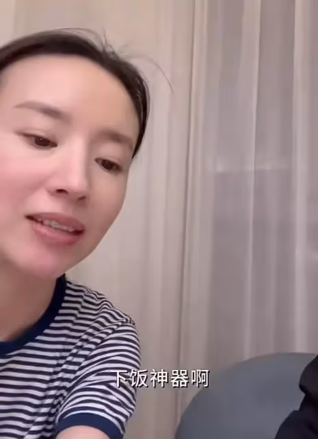 42歲董潔太賢惠,在豪宅給兒子做晚餐