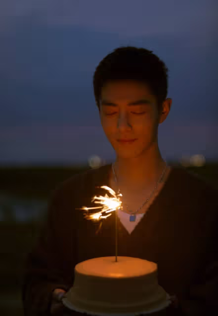 肖戰生日，自繪生日賀圖，還有高清懟臉拍攝，顏值高就是任性