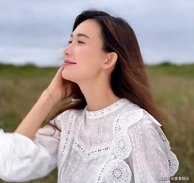 林志玲當媽後復出走秀，和木村拓哉同台氣場強大，48歲狀態真好
