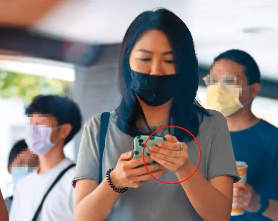 李安兒子官宣結婚！娶38歲素人當老婆，女方長相普通戴婚戒秀恩愛
