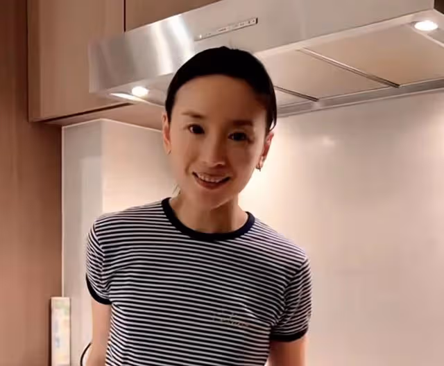 董潔宅家給娃做飯,頭靠兒子肩膀撒嬌似少女,頂頂五官像極潘粵明