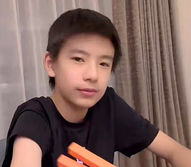 董潔宅家給娃做飯,頭靠兒子肩膀撒嬌似少女,頂頂五官像極潘粵明