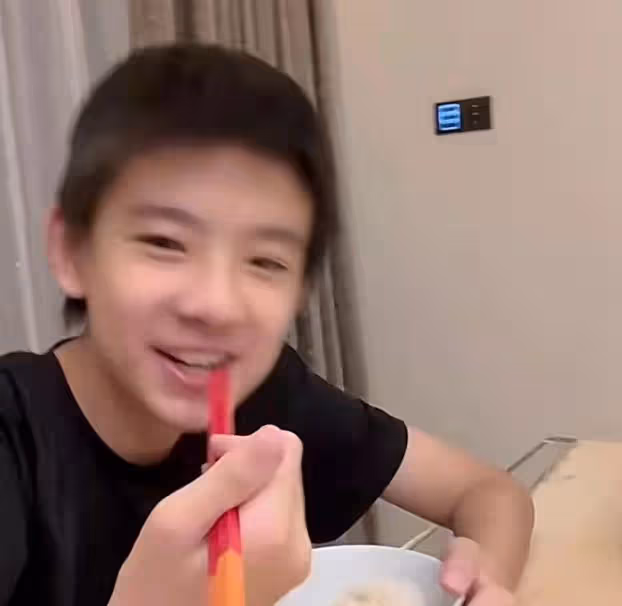 董潔宅家給娃做飯,頭靠兒子肩膀撒嬌似少女,頂頂五官像極潘粵明