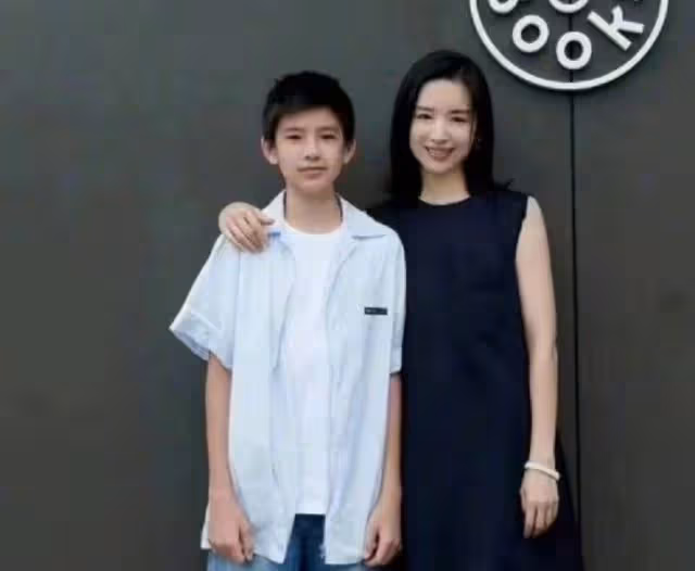董潔宅家給娃做飯,頭靠兒子肩膀撒嬌似少女,頂頂五官像極潘粵明