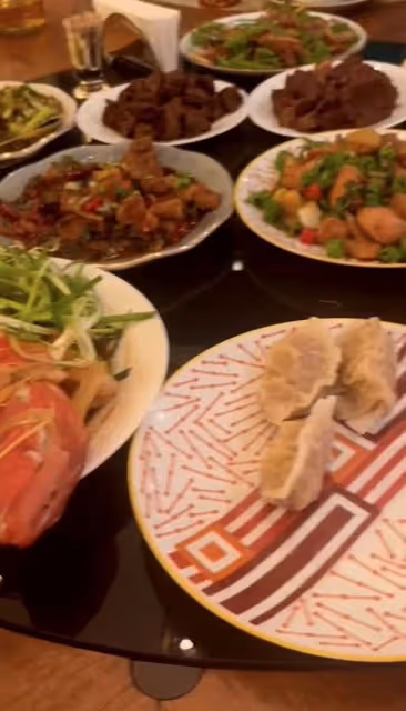 83歲劉詩昆曬1歲女兒日常,家中保姆排成隊照顧,豪宅內擠滿傭人