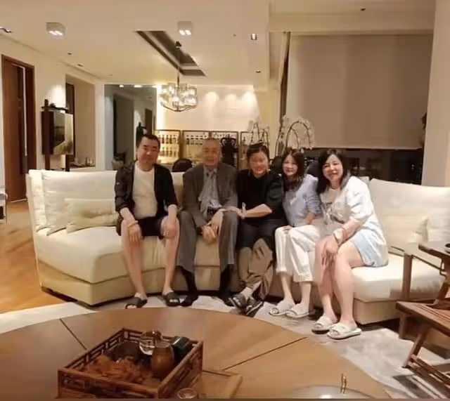 83歲劉詩昆曬1歲女兒日常,家中保姆排成隊照顧,豪宅內擠滿傭人