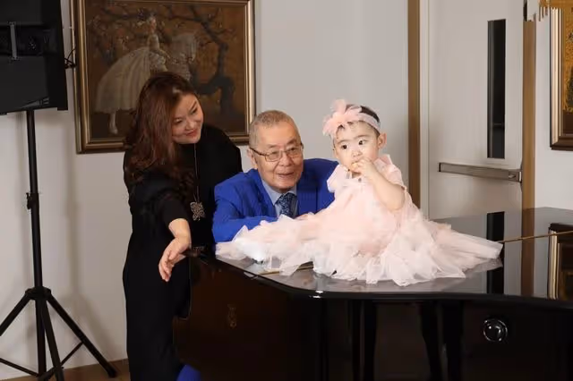 83歲劉詩昆曬1歲女兒日常,家中保姆排成隊照顧,豪宅內擠滿傭人
