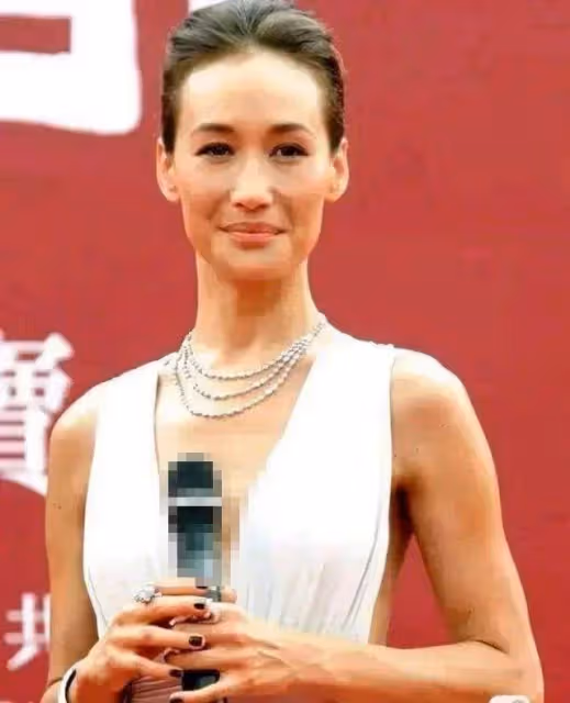 林青霞真是50後驕傲,穿裹身魚尾裙雍容大氣,身材婀娜多姿,同台超模氣質更勝一籌!
