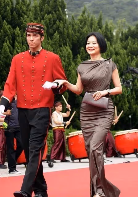 林青霞真是50後驕傲,穿裹身魚尾裙雍容大氣,身材婀娜多姿,同台超模氣質更勝一籌!