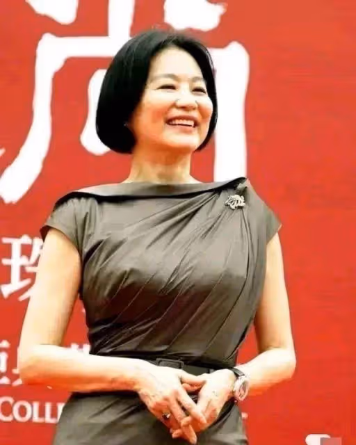 林青霞真是50後驕傲,穿裹身魚尾裙雍容大氣,身材婀娜多姿,同台超模氣質更勝一籌!