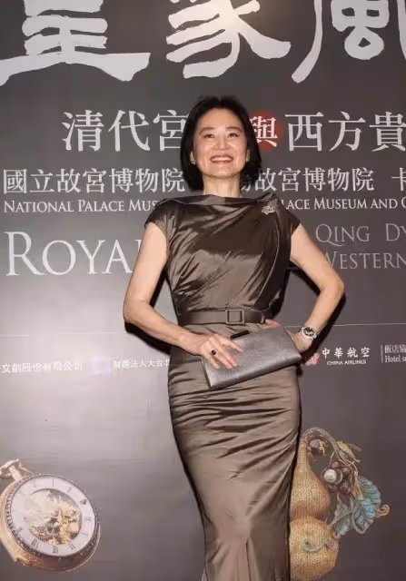 林青霞真是50後驕傲,穿裹身魚尾裙雍容大氣,身材婀娜多姿,同台超模氣質更勝一籌!