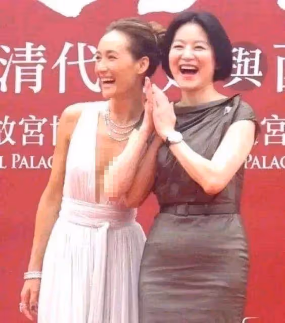 林青霞真是50後驕傲,穿裹身魚尾裙雍容大氣,身材婀娜多姿,同台超模氣質更勝一籌!