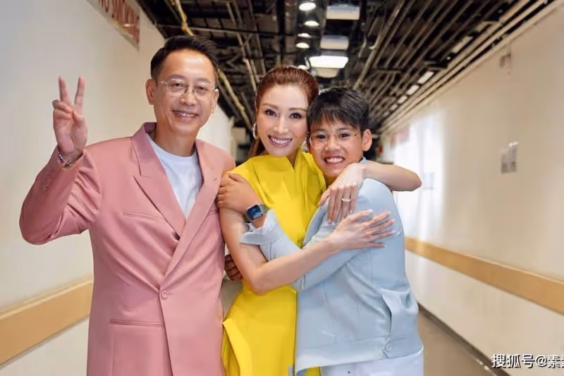 李嘉欣發文感謝兒子做小主持人，許建彤在紅館台風穩健妙語連珠