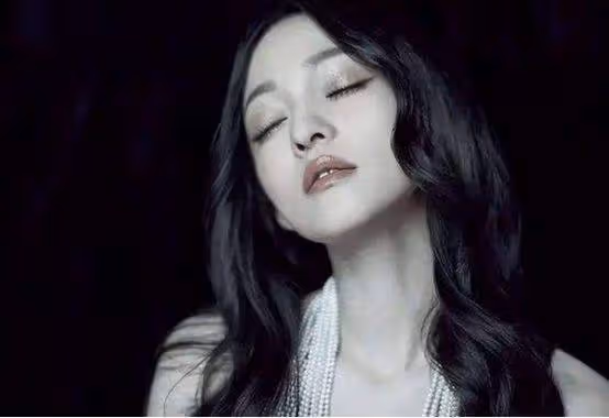 張韶涵跟馮提莫身高都是158 但看到兩人同框時