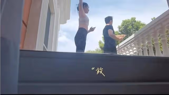 鄭愷全家住進別墅 苗苗帶女兒在新家泳池游泳
