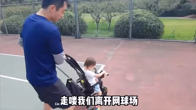 鄭愷全家住進別墅 苗苗帶女兒在新家泳池游泳
