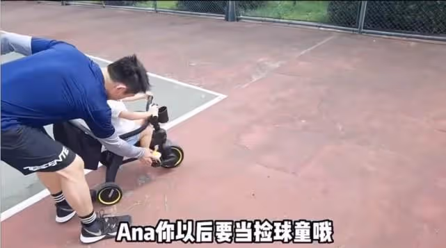 鄭愷全家住進別墅 苗苗帶女兒在新家泳池游泳