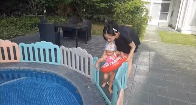 鄭愷全家住進別墅 苗苗帶女兒在新家泳池游泳