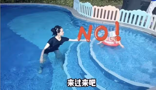 鄭愷全家住進別墅 苗苗帶女兒在新家泳池游泳