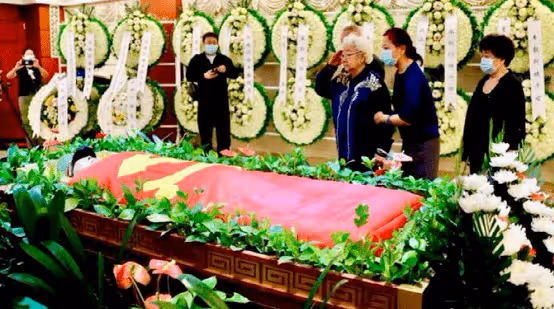 102歲老戲骨車毅去世 孫女車曉發文悼念奶奶