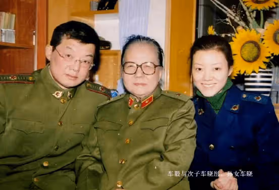 102歲老戲骨車毅去世 孫女車曉發文悼念奶奶