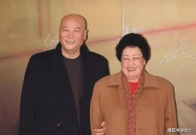 81歲陳麗華戴鴿子蛋現身 膀大腰圓滿臉富態