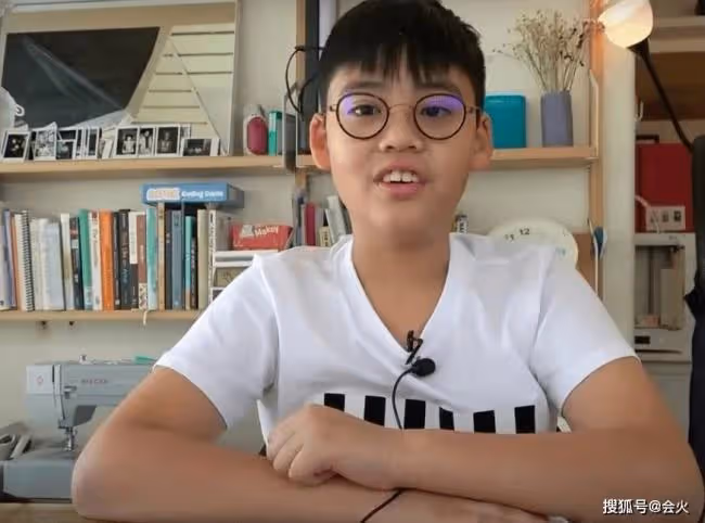 李嘉欣11歲兒子首次登台 長相普通不似星二代