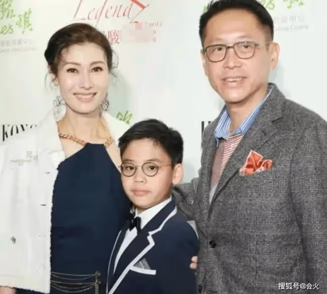 李嘉欣11歲兒子首次登台 長相普通不似星二代