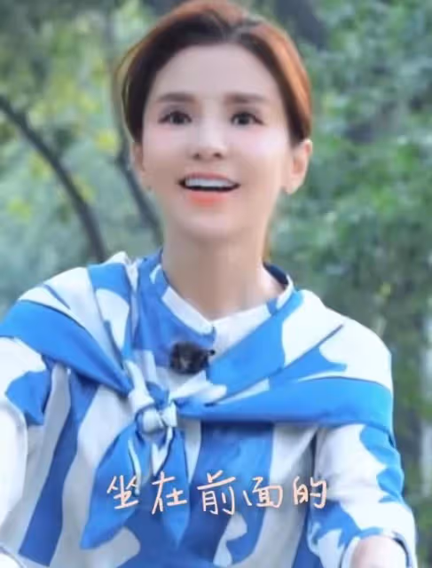 主持人朱迅曬騎單車視頻 身材狀態少女