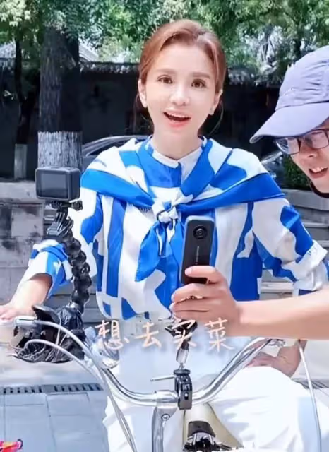 主持人朱迅曬騎單車視頻 身材狀態少女
