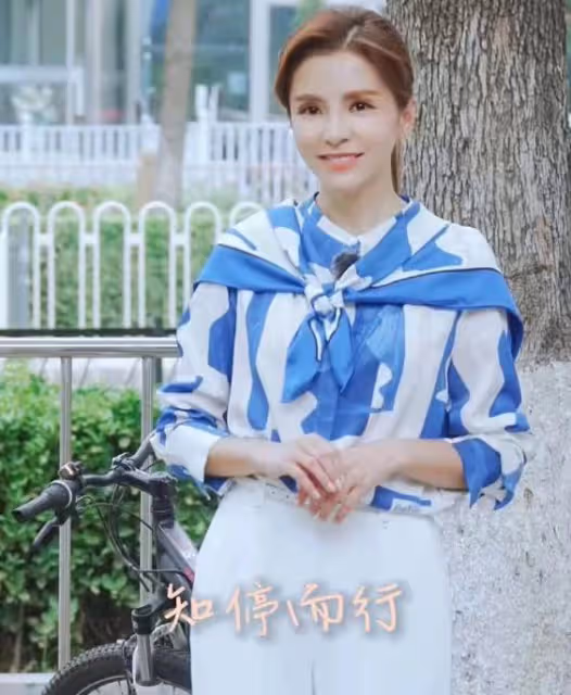 主持人朱迅曬騎單車視頻 身材狀態少女