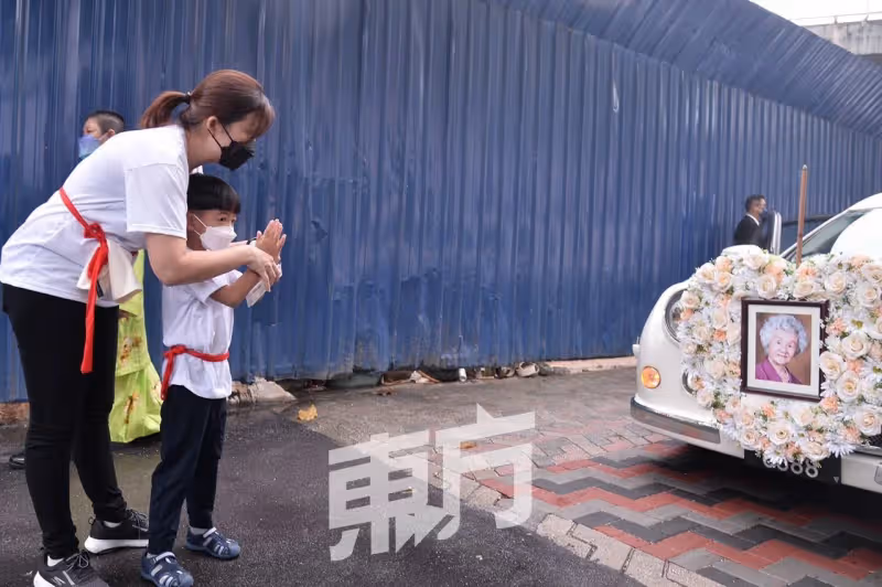 大馬演藝圈常青樹韓瑛今舉殯　孫子賴雲彪：「我們以嫲嫲為榮」