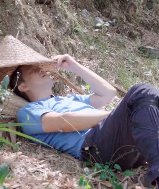 李亞鵬穿著樸素在山裡喝茶,躺在竹林思考人生,首次回應欠債