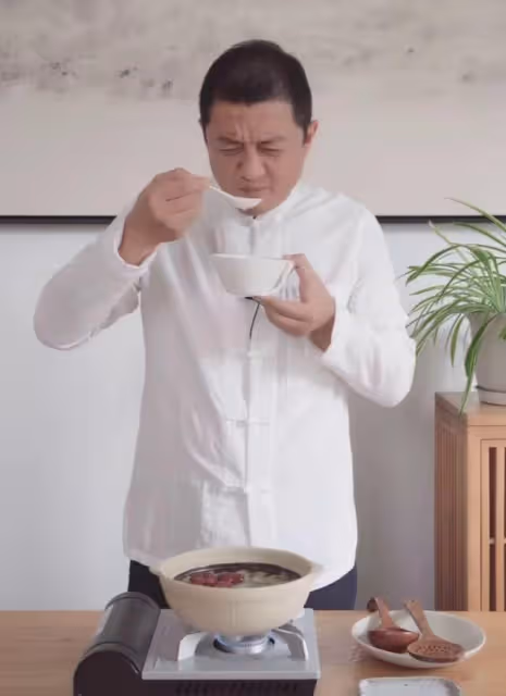 李亞鵬穿著樸素在山裡喝茶,躺在竹林思考人生,首次回應欠債