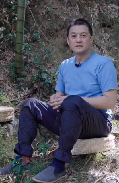 李亞鵬穿著樸素在山裡喝茶,躺在竹林思考人生,首次回應欠債