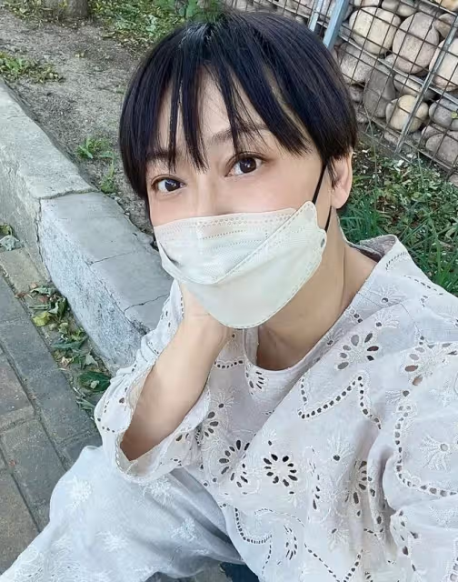 張衛健妻子出門做核酸，坐路邊等待不嫌髒，定居北京住5千尺豪宅