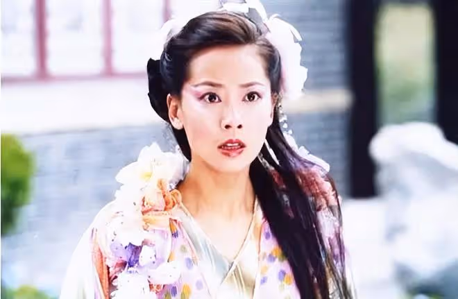 張衛健妻子出門做核酸，坐路邊等待不嫌髒，定居北京住5千尺豪宅