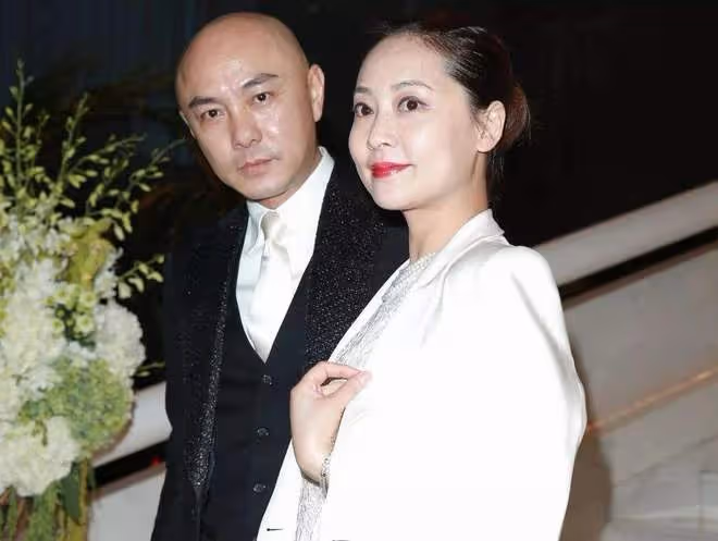 張衛健妻子出門做核酸，坐路邊等待不嫌髒，定居北京住5千尺豪宅
