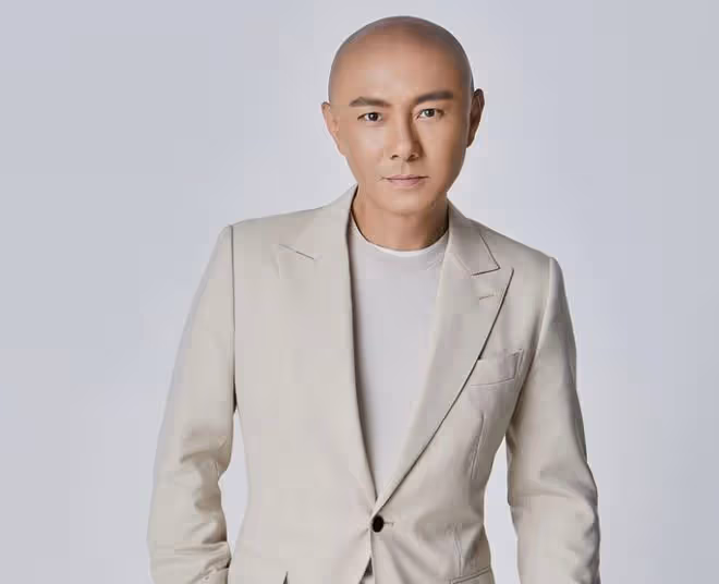張衛健妻子出門做核酸,坐路邊等待不嫌髒,定居北京住5千尺豪宅