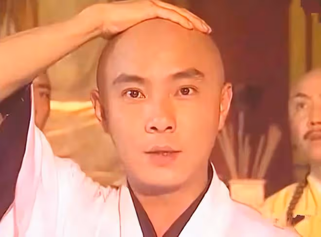 張衛健妻子出門做核酸,坐路邊等待不嫌髒,定居北京住5千尺豪宅