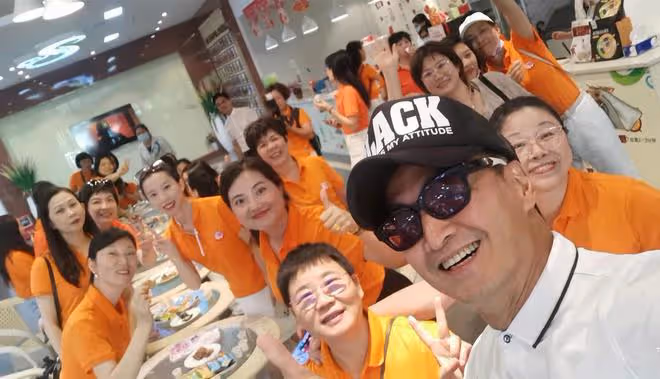 何家勁接待富婆參觀自家工廠,62歲健碩似小伙,大受歡迎魅力不減