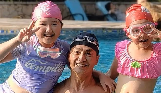 何家勁接待富婆參觀自家工廠,62歲健碩似小伙,大受歡迎魅力不減