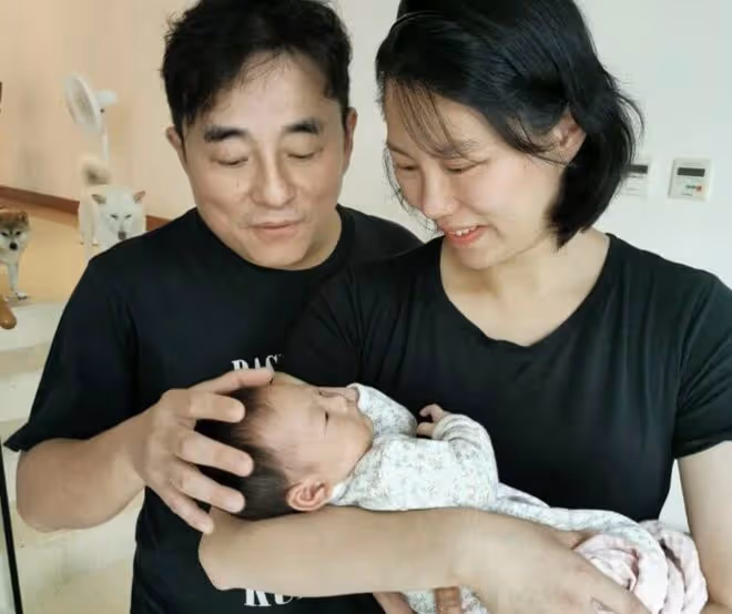 呂方小16歲富婆妻子曬娃!2歲女兒太可愛像58歲爸,三層別墅曝光
