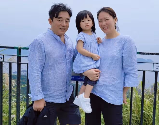 呂方小16歲富婆妻子曬娃!2歲女兒太可愛像58歲爸,三層別墅曝光