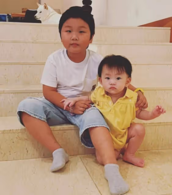 呂方小16歲富婆妻子曬娃!2歲女兒太可愛像58歲爸,三層別墅曝光