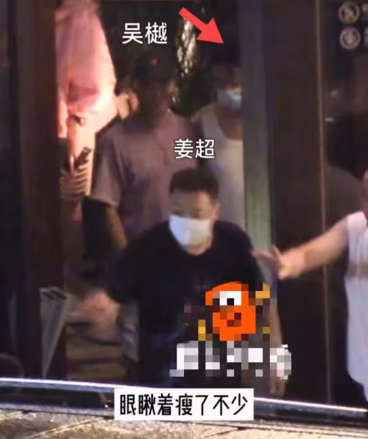 48歲潘粵明瘦到認不出,穿背心短褲不修邊幅,聚餐未見女友在身旁