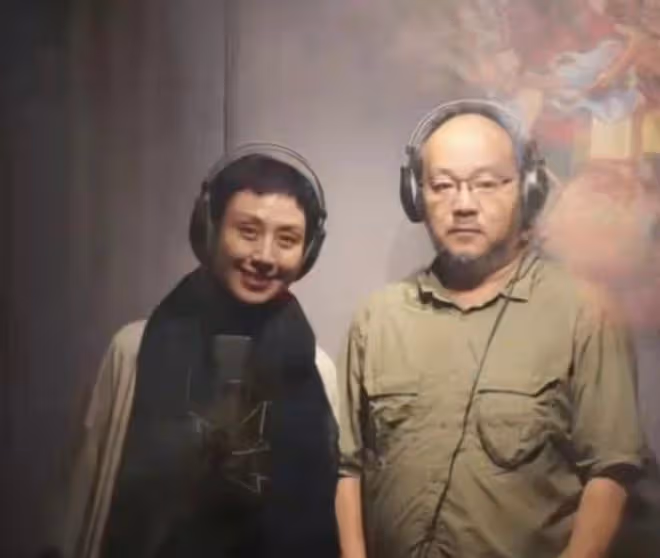 52歲竇唯與李誠儒前妻聚會,相互依偎表情羞澀,滿臉白鬍子太顯老